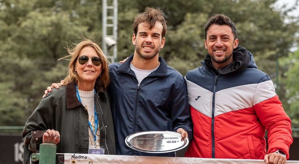 Franco Roncadelli junto a su madre y su entrenador Martín Rondina en el Challenger de Córdoba
