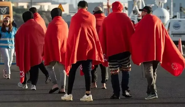 Personal de Salvamento Marítimo atiende a migrantes rescatados en Canarias.