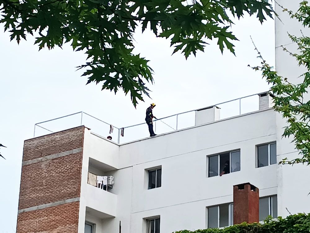 Trabajo de bomberos y policías en el apartamento donde se atrincheró el hombre