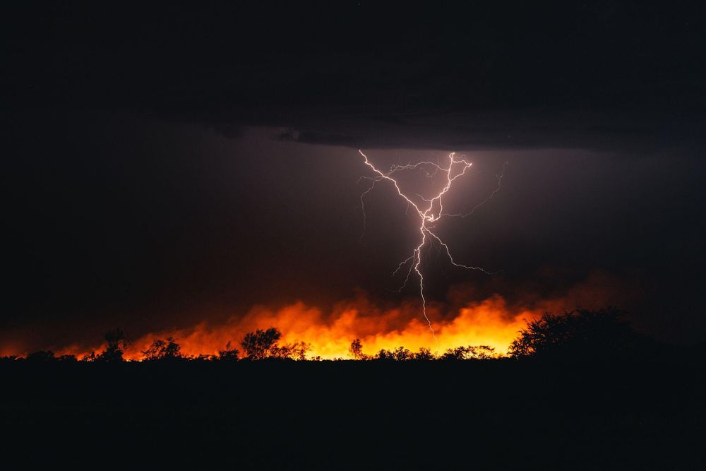Si no hay tormentas con precipitaciones suficientes, el terreno no es tan húmedo como para evitar o ralentizar los incendios.