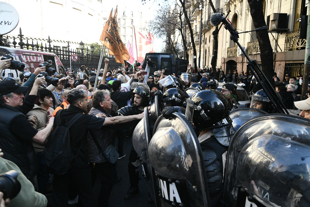Violentos enfrentamientos entre fuerzas de seguridad y manifestantes en rechazo al veto a jubilados