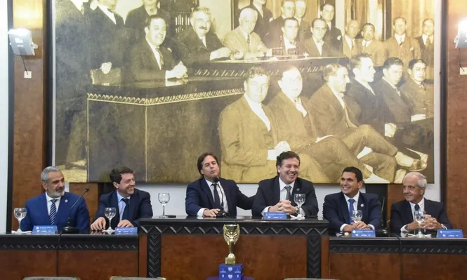 Luis Lacalle Pou y Alejandro Domínguez en la sesión solemne de Conmebol en el Estadio Centenario el 2 de agosto de 2022, el día que se oficializó la candidatura de Uruguay, Argentina, Chile y Paraguay para el Mundial 2030