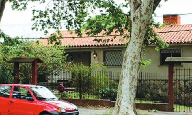 Rematan casa de 400 m² con enorme jardín en Malvin, en pesos y sin base