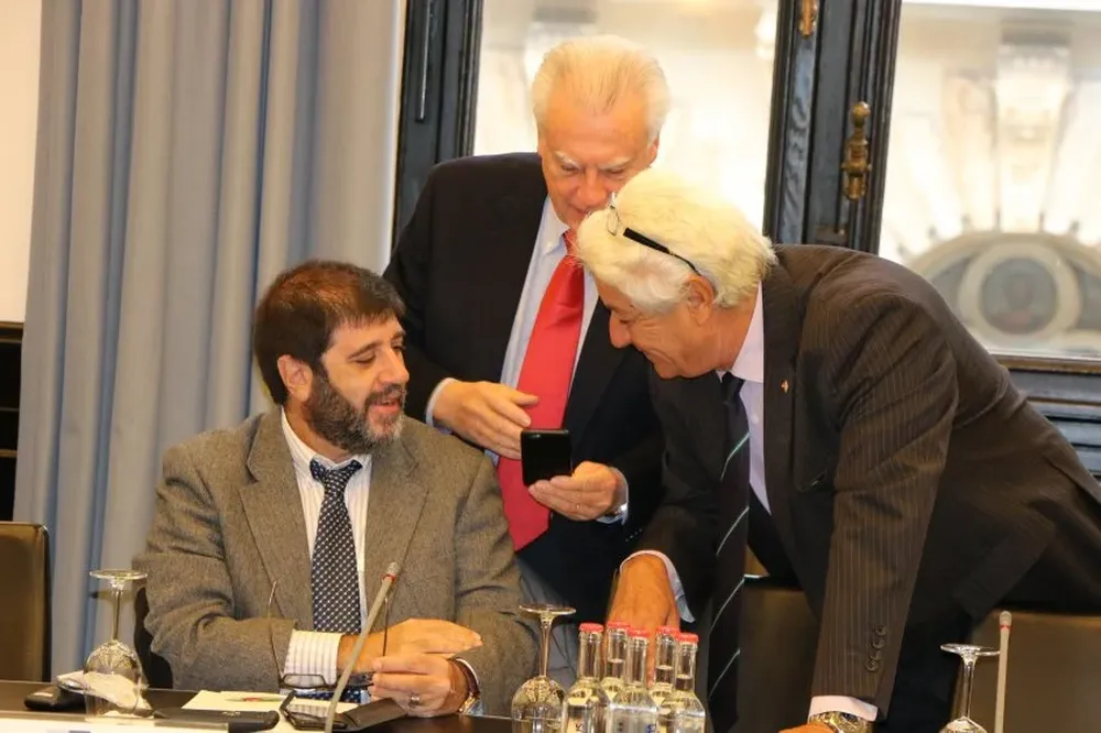 El presidente del PIT-CNT, Fernando Pereira junto al empresarios Orlando Dovat y al presidente de la Cámara de Comercio y Servicios, Carlos Perera en Finlandia.