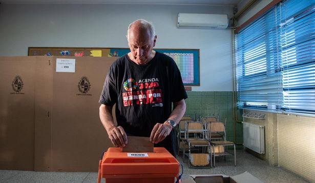 Gustavo Salle Lorier, candidato de Identidad Soberana, tras votar en las Elecciones Uruguay 2024