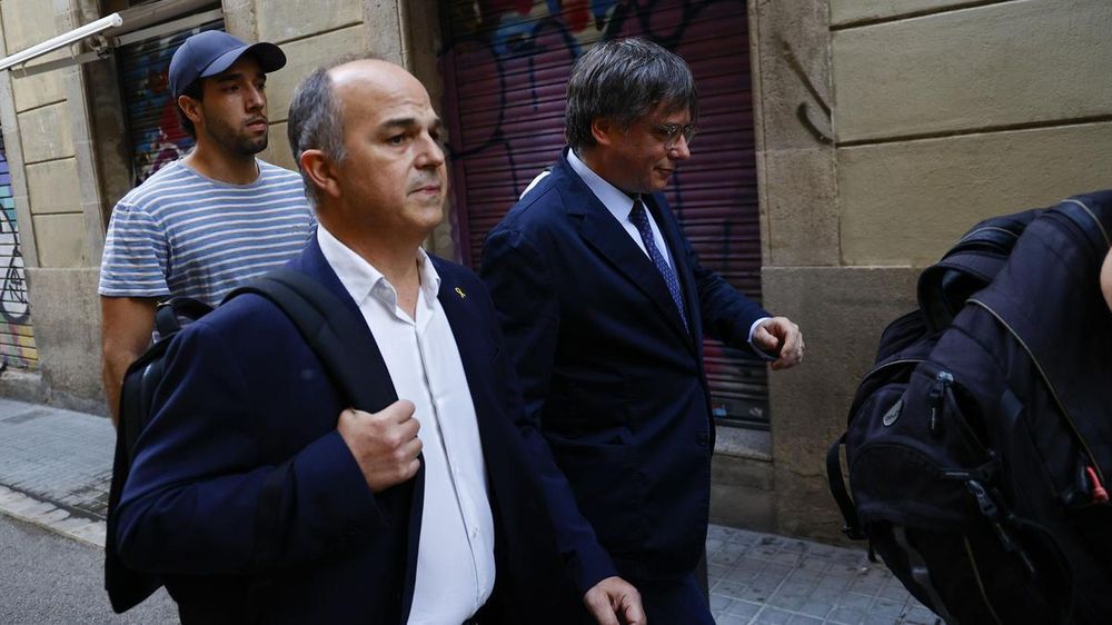 El fugado Carles Puigdemont, de incógnito el jueves por una calle de Barcelona.