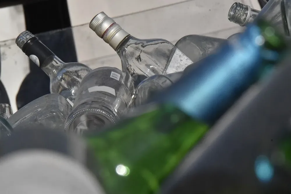 Archivo. Envases de vidrio en planta de clasificación