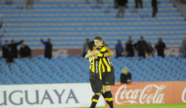 Rossi y Valverde festejan el gol del primero