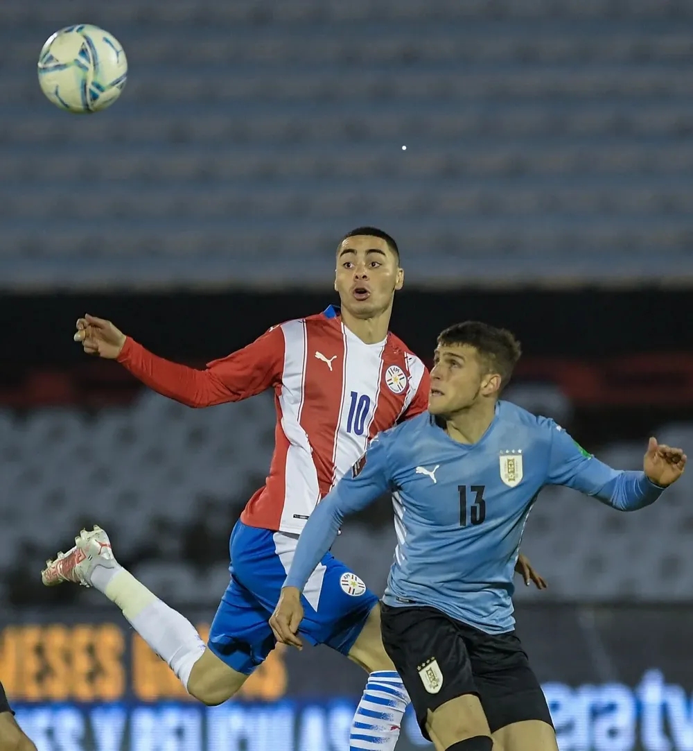Giovanni González ingresó como carrilero por derecha; acá marca a Almirón