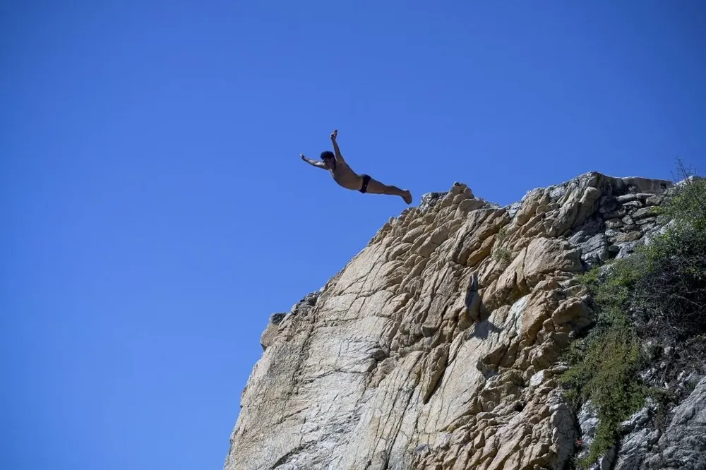 Los ingresos de los clavadistas ahora son pocos pues la entrada cuesta unos US$ 5, más lo que los asistentes les den de propina.