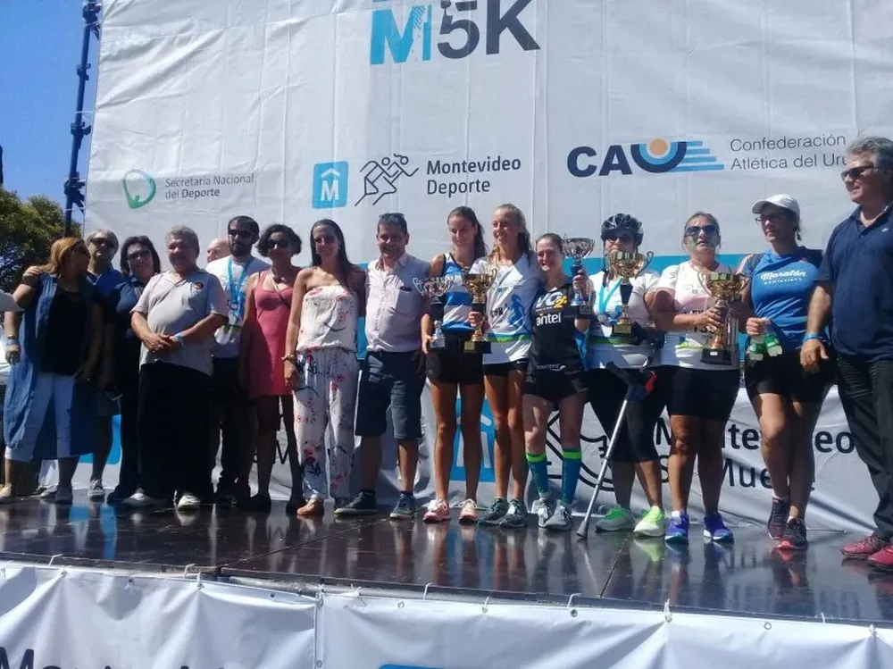 El podio con todas las ganadoras y autoridades