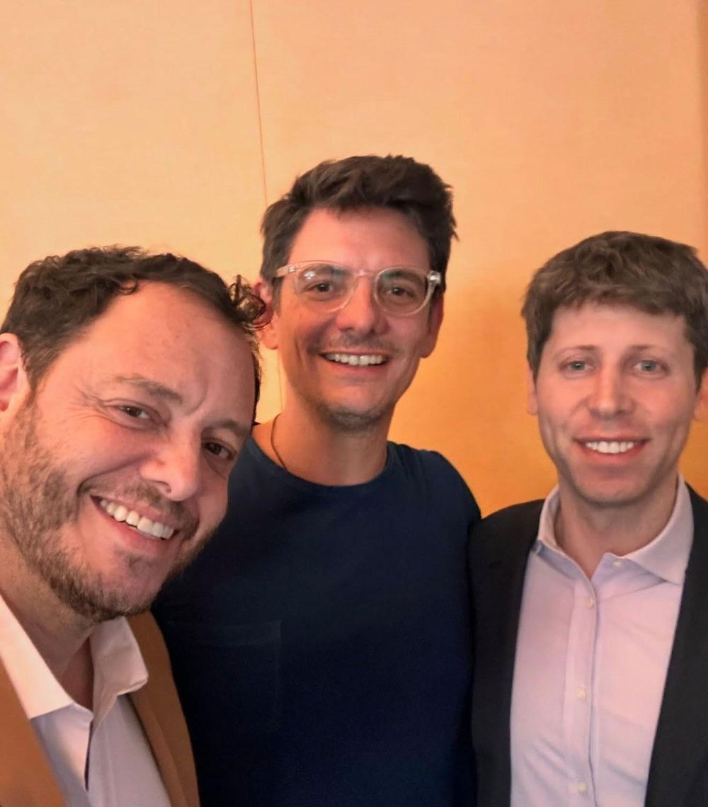 Demian Reidel, Sam Altman y Matías Travizano, un físico y asesor presidencial argentino que falleció en 2024 tras un accidente.
