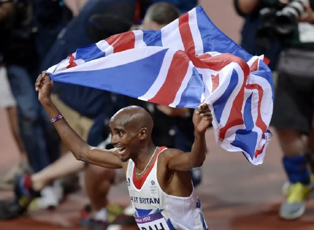 Mo Farah con la bandera del Reino Unido