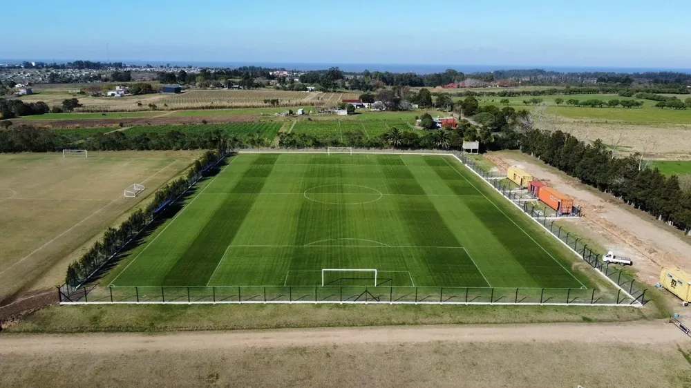 Cancha de juveniles de Liverpool en su complejo deportivo La República