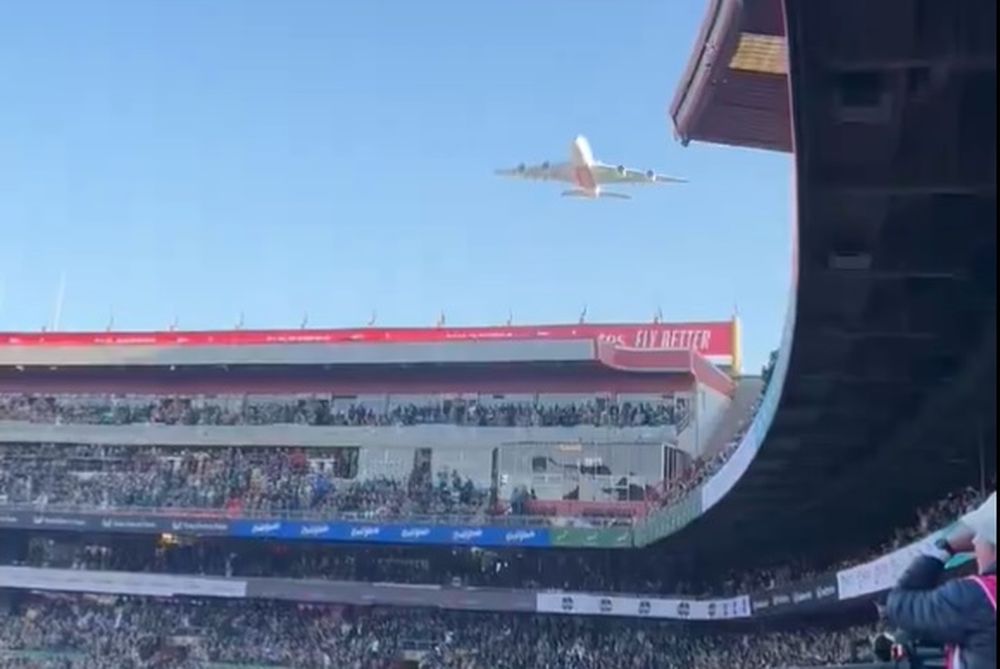 El avión que pasó en el momento del Haka en Ellis Park