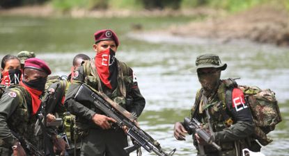 Unos rebeldes de la guerrilla Ejército de Liberación Nacional ELN patrullan en el río Baudo, en la provincia colombiana de Chocó.