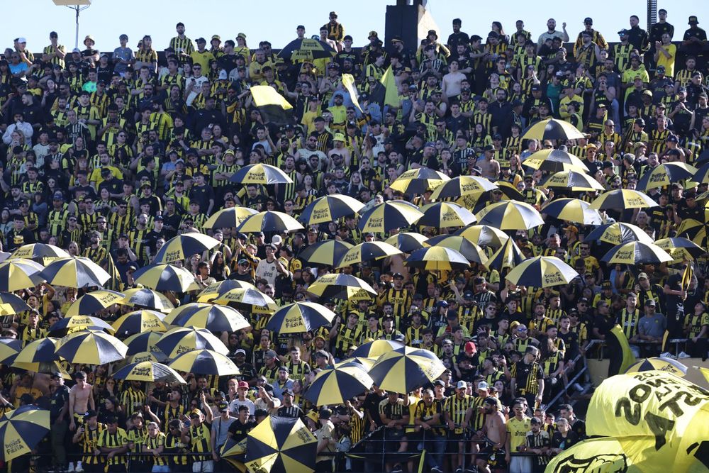 Peñarol vs Nacional primera final de la Liga AUF Uruguaya en el Campeón del Siglo hinchas de Peñarol paraguas
