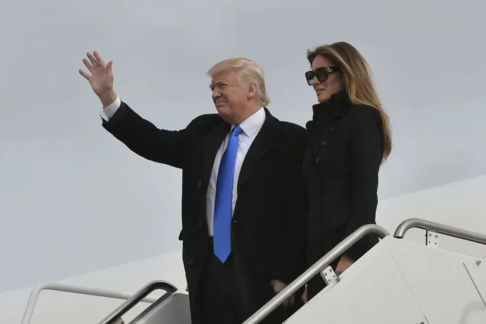 Donald Trump y su esposa Melania llegan en avión a la base aérea de Andrews en Maryland