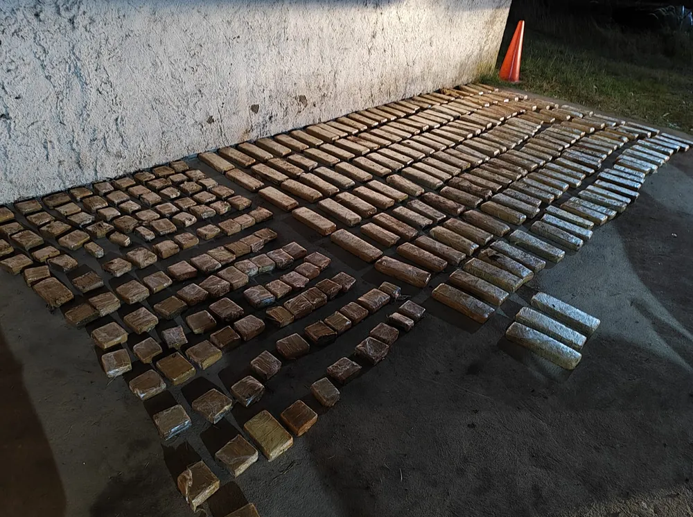 Los paquetes de marihuana encontrados escondidos en el auto