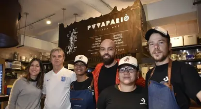 Magdalena Morel, Phillip Berzins y Pablo Banchero con parte del equipo de Putaparió