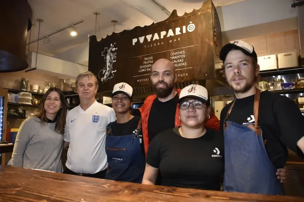 Magdalena Morel, Phillip Berzins y Pablo Banchero con parte del equipo de Putaparió