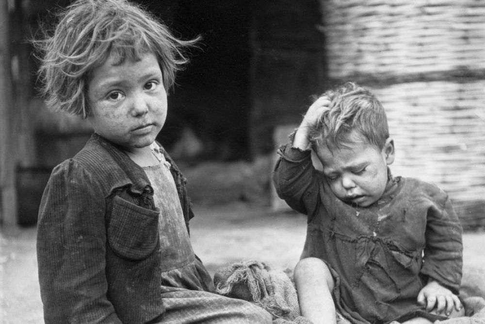 El primer "tren de la felicidad" salió en diciembre de 1945 desde Milán hacia Reggio Emilia, con 1.800 niños a bordo.