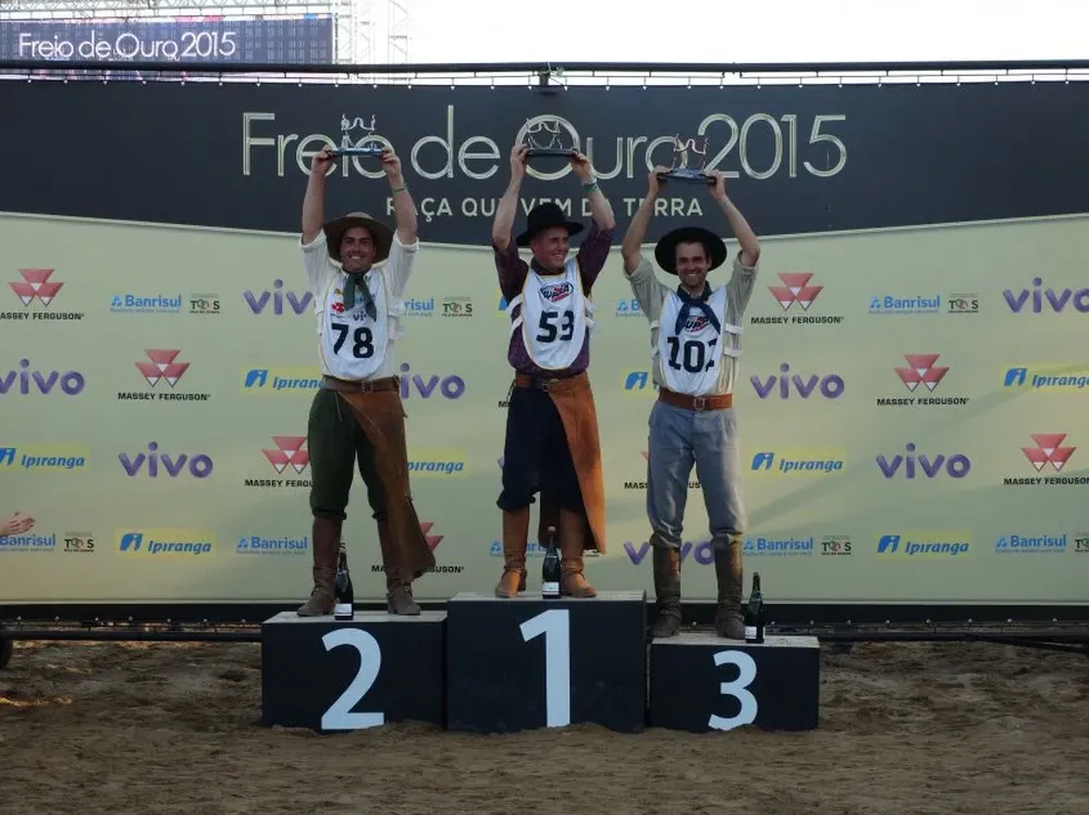 El podio de jinetes del Freno de Oro 2015 de la categoría machos