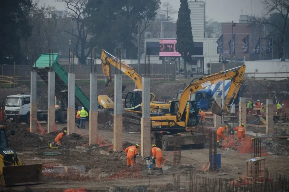 La construcción ocupa en la actualidad a unas 45 mil personas en obra. (Foto archivo)