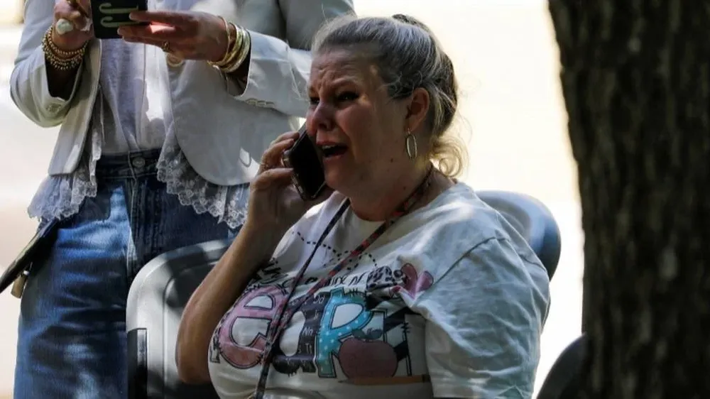 Una mujer llora mientras habla por teléfono en Uvalde, Texas