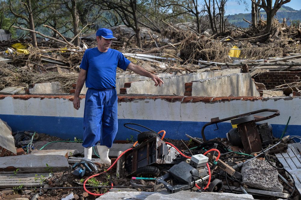 Inundaciones: Vernei Kunz muestra los daños causados tras la crecida del río Forqueta en Travesseiro, en Río Grande del Sur.