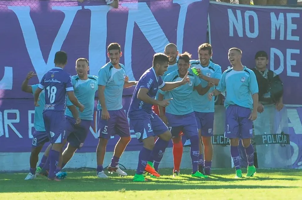Maximiliano Gómez a puro baile en el 2-1 a Peñarol
