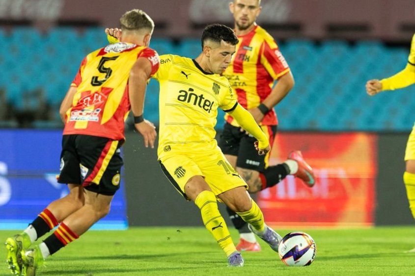Leonardo Fernández en el partido ante Progreso
