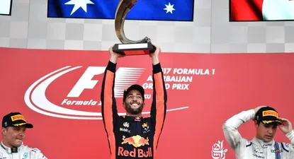 Ricciardo, flanqueado por Bottas y el canadiense Stroll, quien logró su primer podio en la Fórmula 1