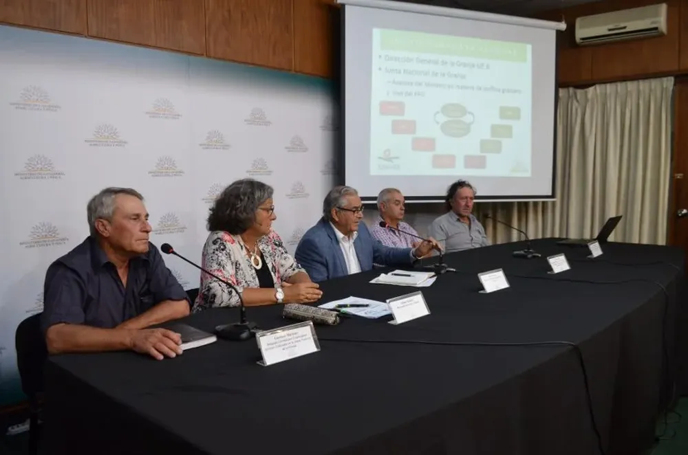 El ministro Enzo Benech encabezó esta tarde una conferencia de prensa destinada al sector frutícola