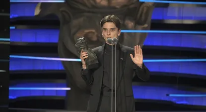 El actor Matías Recalt recibe el Premio Goya a Mejor Actor Revelación por La Sociedad de la Nieve, durante la gala de la 38 edición de los Premios Goya.