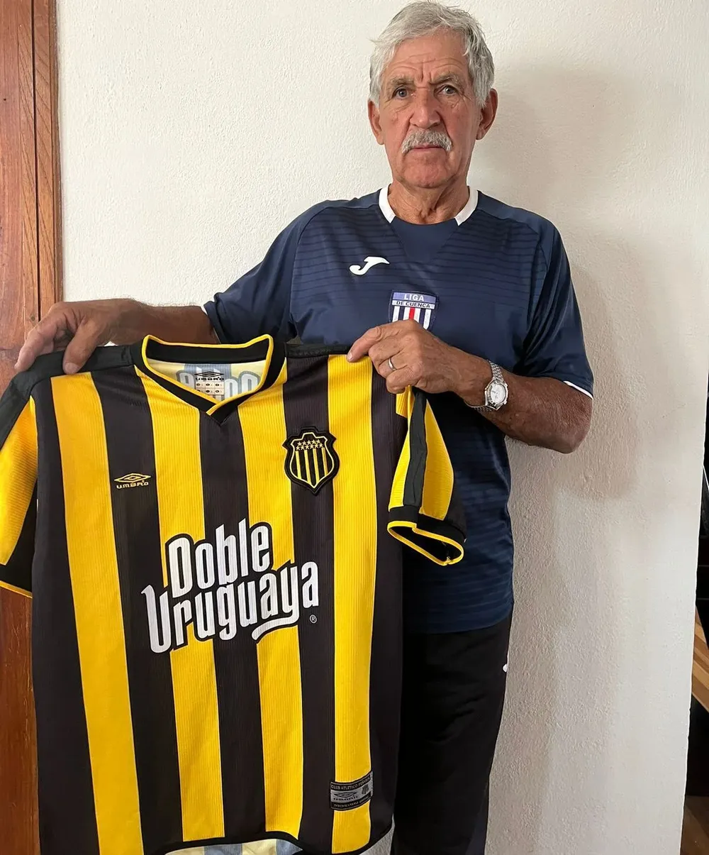Ramón Silva con una camiseta de Peñarol: el exvolante hoy sigue trabajando en el fútbol de Ecuador