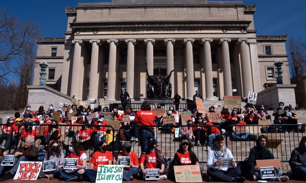 Estudiantes protestan en la Universidad de Columbia, Nueva York, exigiendo la liberación de Mahmoud Khalil.