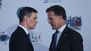 El presidente del Gobierno, Pedro Sánchez, conversa con el secretario general de la OTAN, Mark Rutte, durante la cumbre de la Comunidad Política Europea, a 16 de mayo de 2025.
