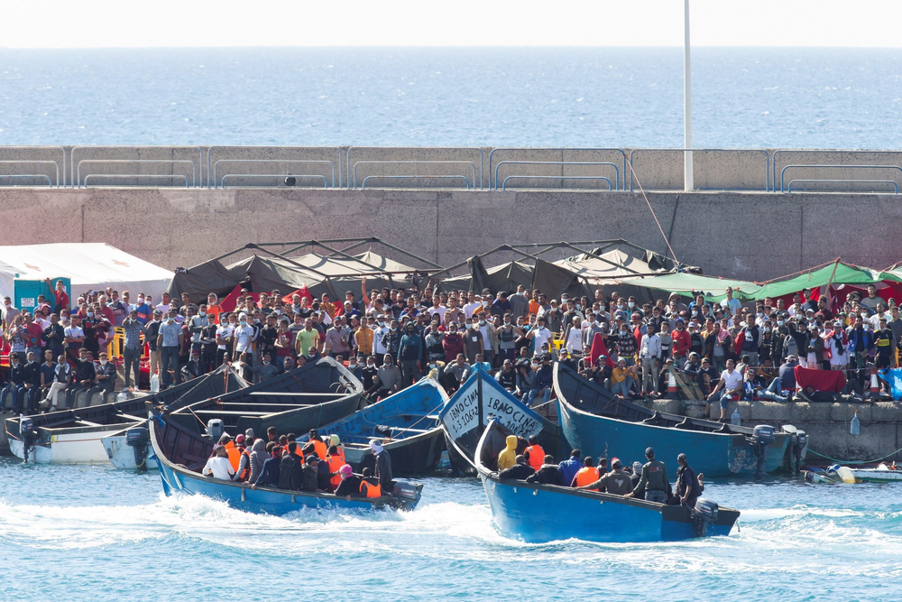 Miles de migrantes llegan a las costas de las Islas Canarias,
