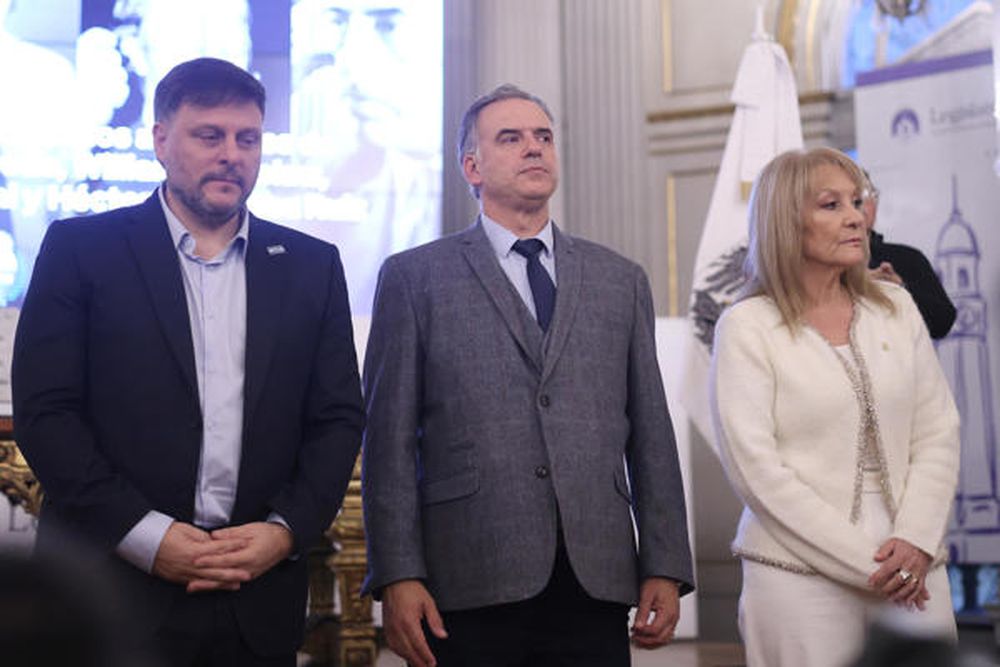 El legislador Leandro Santoro, el presidente Yamandú Orsi y la vicepresidenta Carolina Cosse