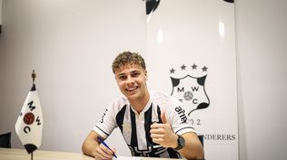 Pablo Suárez al firmar con Wanderers