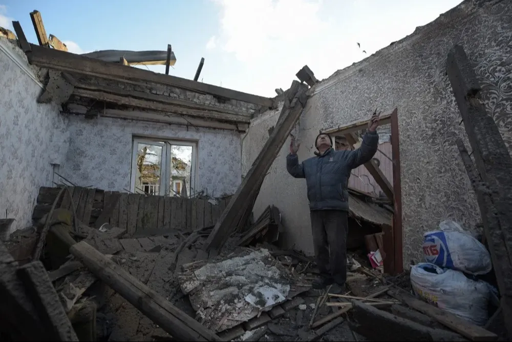 El informe de Kiev enumera las 26 localidades afectadas por la evacuación, en donde viven 3.043 personas, entre ellas 279 niños.