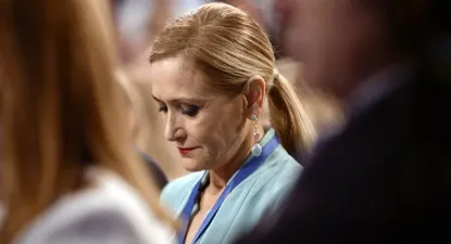 La presidenta regional de Madrid dimite tras protagonizar un mes de escándalos.
