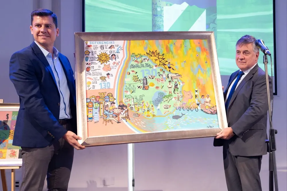 El CEO de Salus, Jordi Carrion, y el ministro de Industria, Omar Paganini.