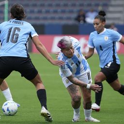 Alices Correa de Uruguay disputa el balón con Maria Bonsegundo y Yamila Rodríguez de Argentina por la Copa América femenina