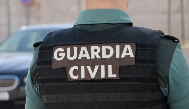 Una reyerta en las dependencias de la Guardia Civil de Barbate, en Cádiz, este pasado sábado ha dejado a tres agentes heridos con lesiones leves. Según han confirmado a Europa Press fuentes de la Benemérita, los hechos ocurrieron cerca de la medianoche de este pasado sábado, cuando dos personas se presentaron en el cuartel para presentar una denuncia de agresión. Mientras los agentes explicaban el procedimiento de denuncia, se acercaron a la comandancia dos grupos, entre los que se produjo el altercado en el que resultaron heridos leves tres agentes.