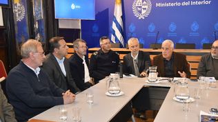 El ministro del Interior, Carlos Negro, reunido con dirigentes de Nacional y Peñarol tras el clásico del Intermedio (Archivo)