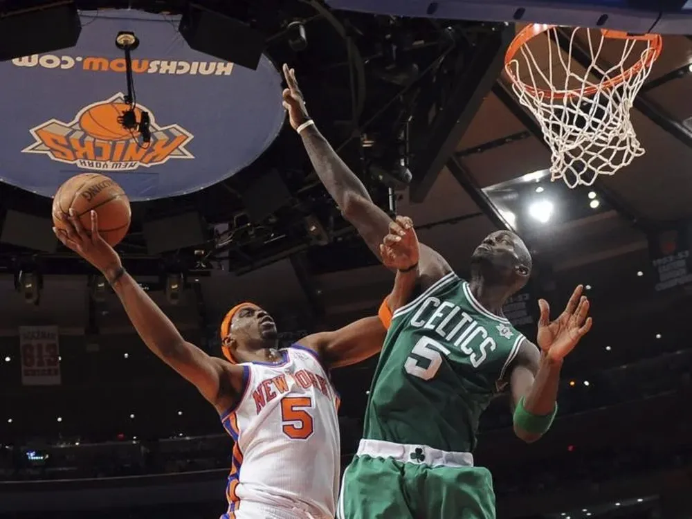 Kevin Garnett de Celtics defiende ante el jugador de los Knicks, Bill Walker
