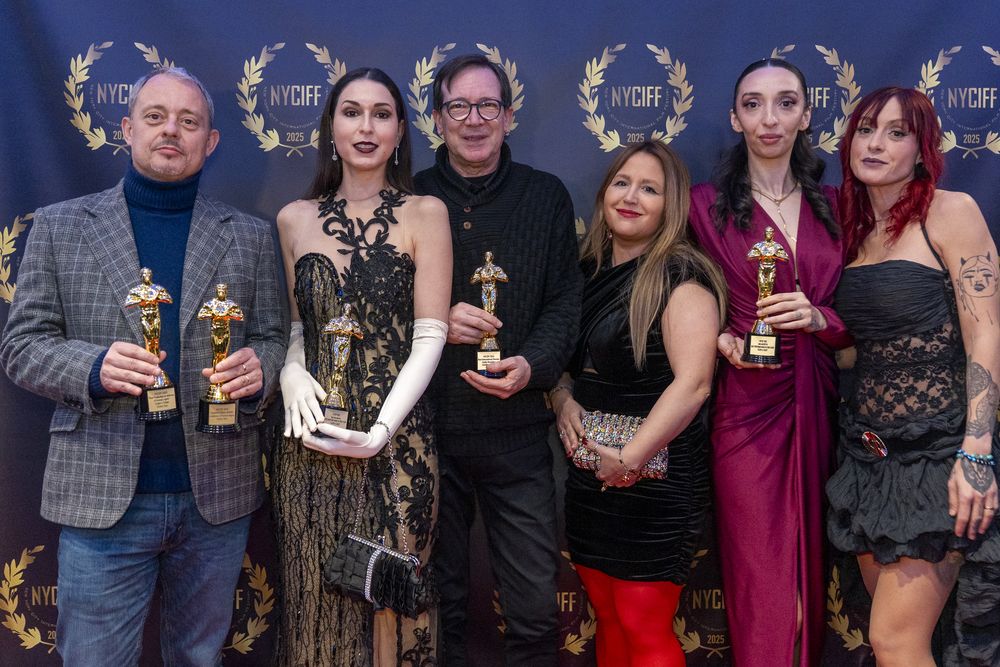 Integrantes del elenco de la película Golpe a Golpe, posan durante la gala de los premios New York City International Film Festival este viernes en Nueva York (EE.UU.). La película española Golpe a golpe, que cuenta la historia de una joven gitana de Avilés (Asturias) que encuentra en el boxeo una motivación vital, cosechó hoy cinco galardones en el Festival de Cine Internacional de Nueva York.&nbsp;