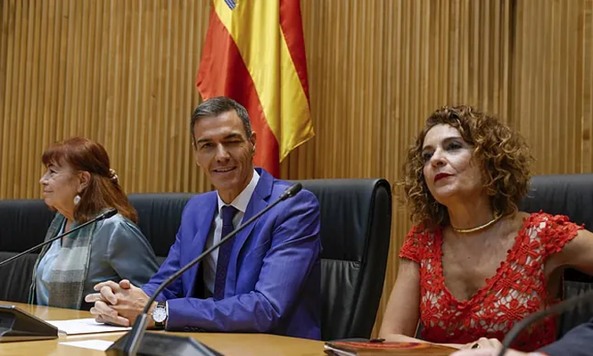 Pedro Sánchez y la vice presidenta primera del Gobierno, María Jesús Montero